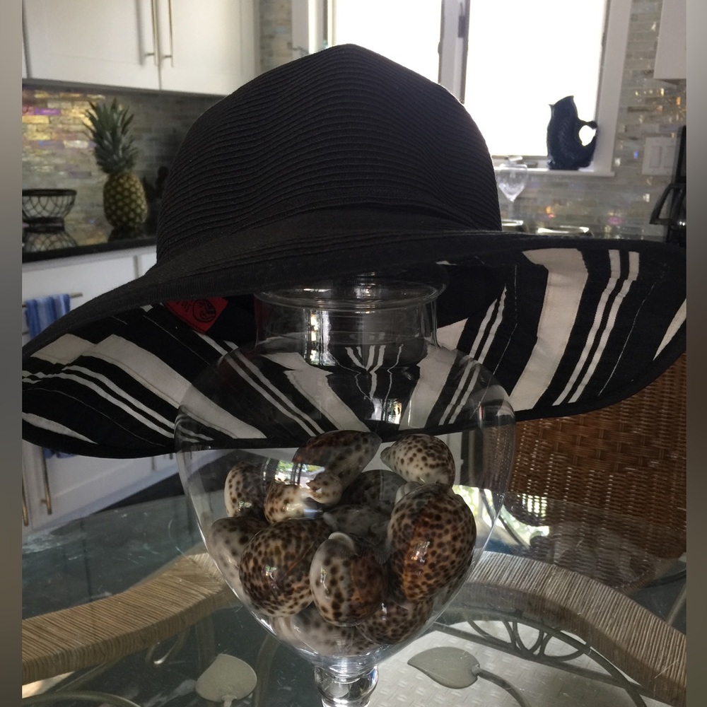 DESIGNER CHIC RIMMED BACK HAT WITH BLACK/WHITE ACCENTED STRIPED FASHION LINING